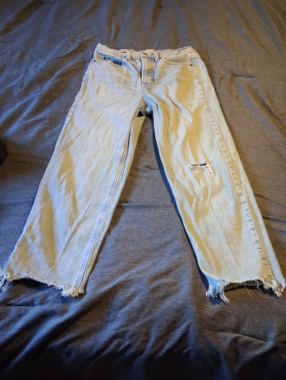 Universal Thread Light Blue Straight-Leg Jeans with Frayed Hem